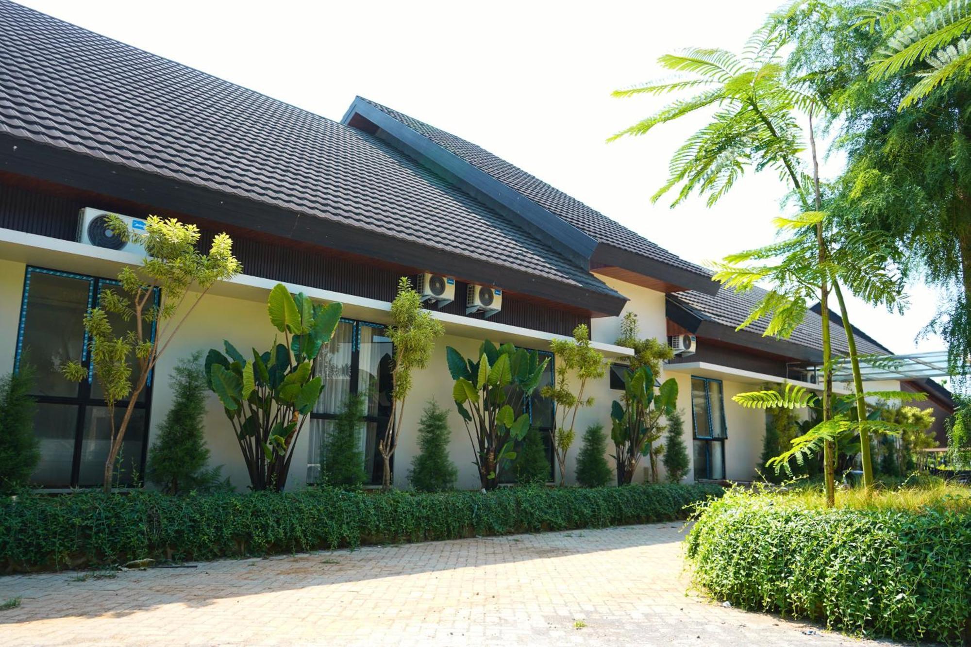 Azana Garden Hill Resort Blora Exterior photo